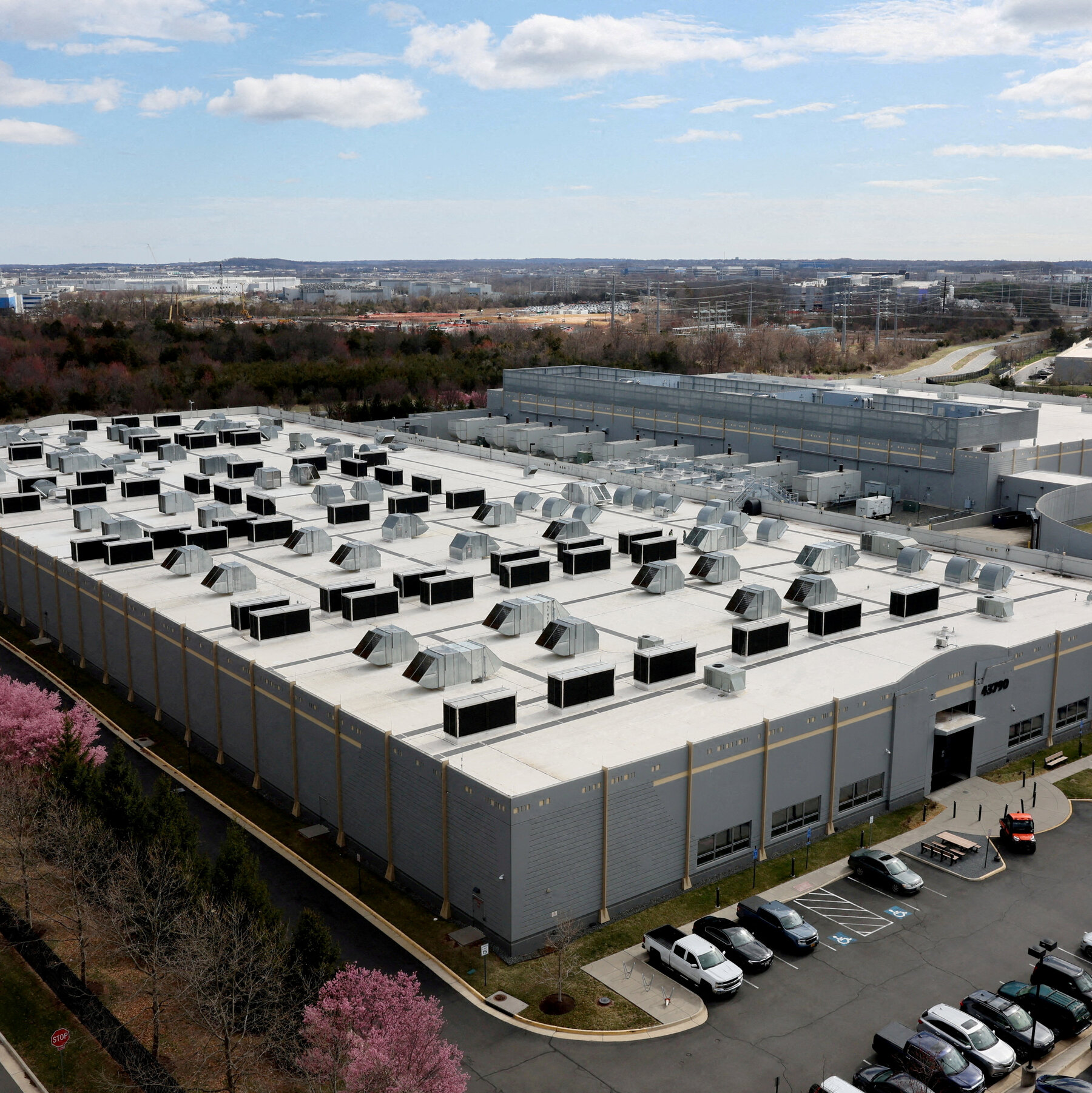 You are currently viewing As U.S. Faces Extreme Heat, Data Centers Are Ordered to Use Backup Power to Prevent Blackouts