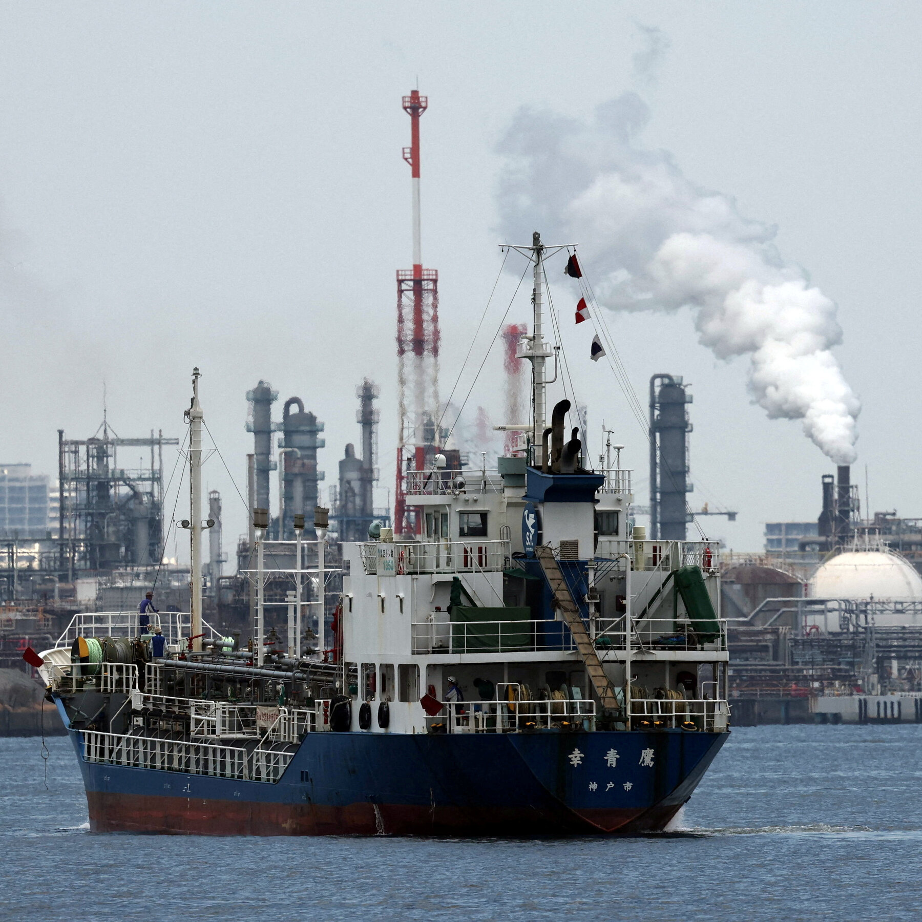 Read more about the article Oil Prices Rise Further After U.S. and Iran Trade Another Round of Strikes
