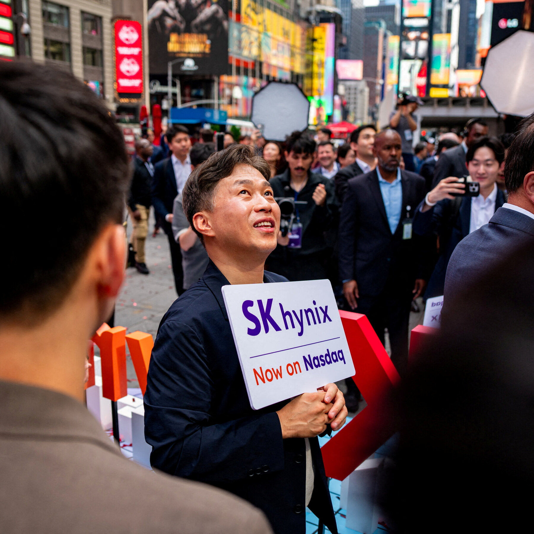 You are currently viewing SK Hynix Stock Rises on First Day of US Trading