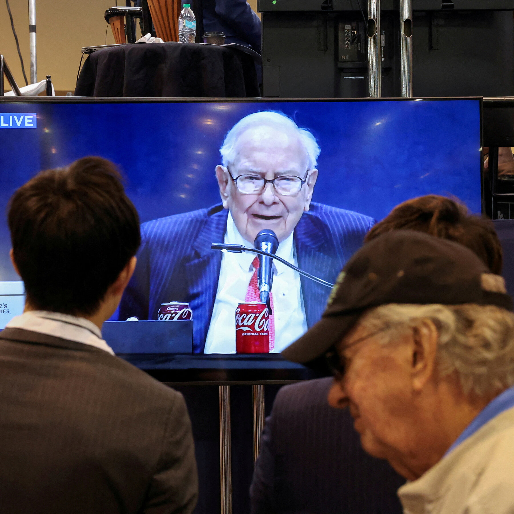 Read more about the article Warren Buffet Declines to Donate to Gates Foundation Amid Epstein Revelations