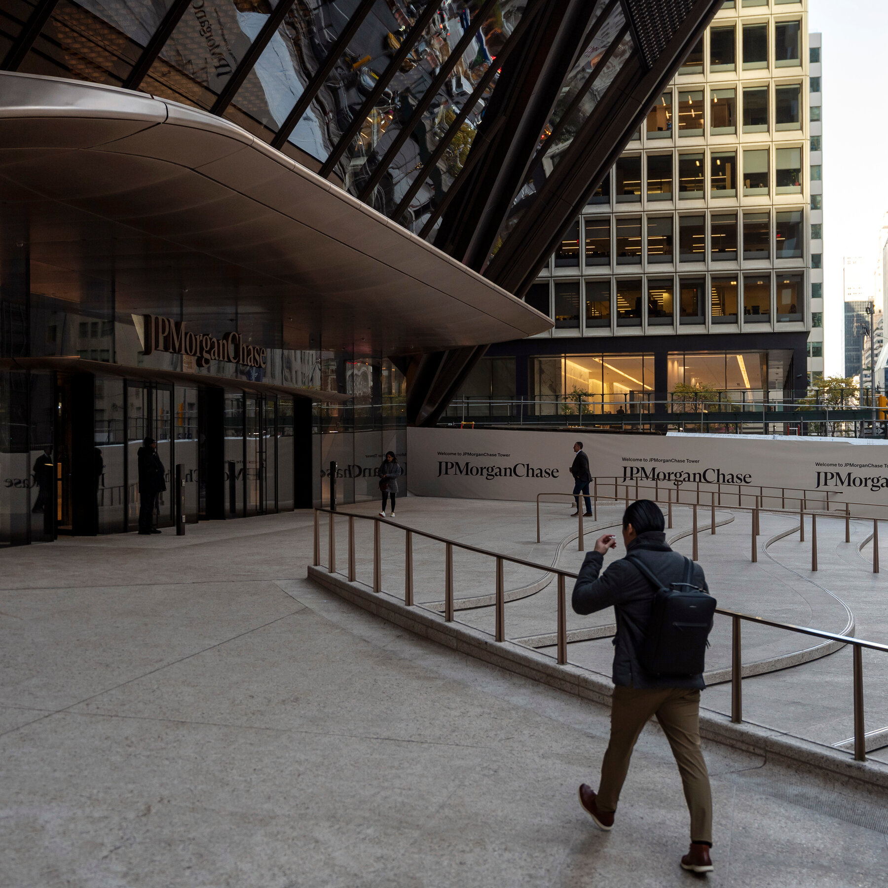 Read more about the article Big Banks Smash Earnings Records, but ‘Tectonic’ Risks Loom