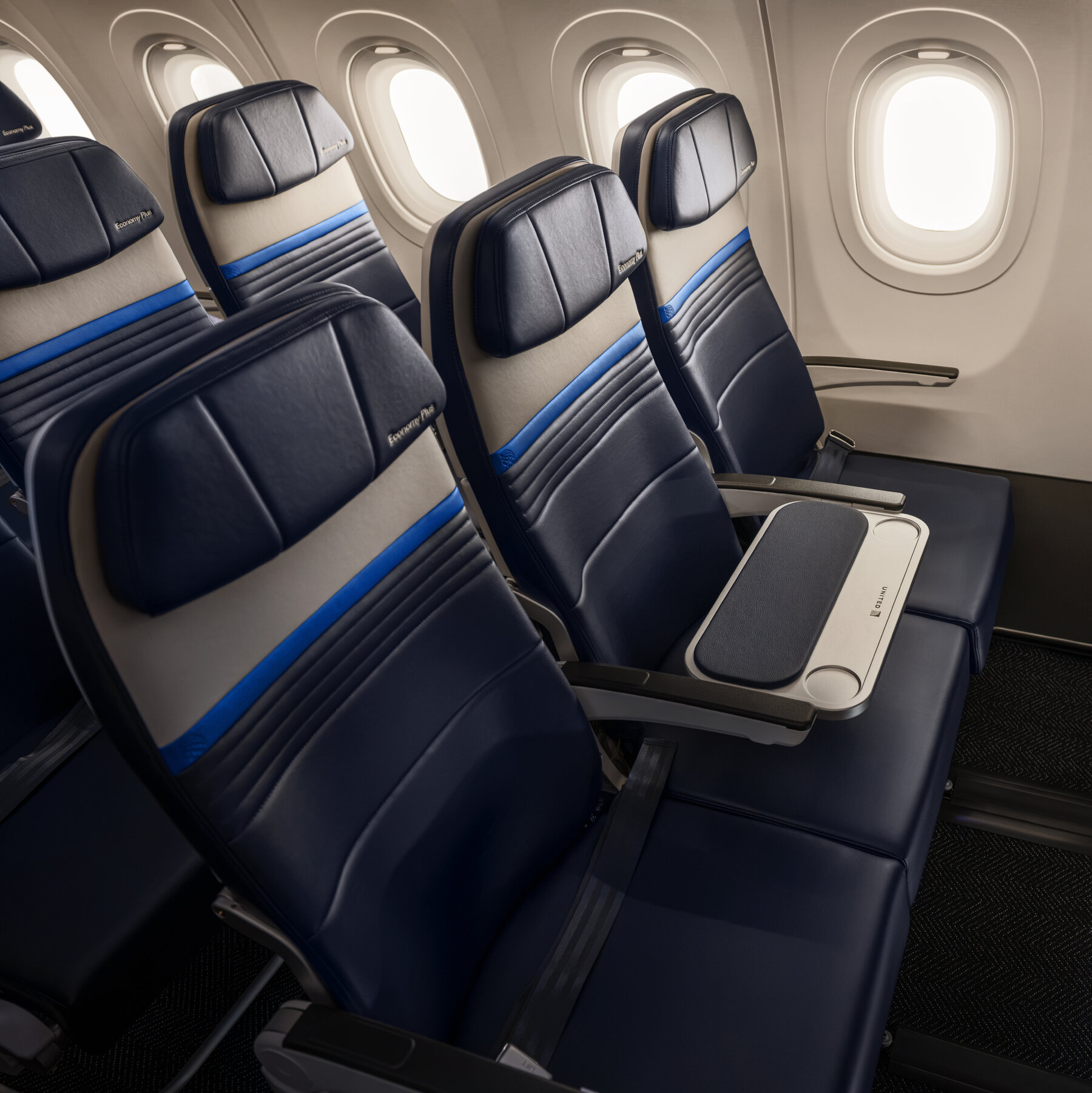 Read more about the article United Airlines Will Soon Let You Take Over the Middle Seat, for a Price
