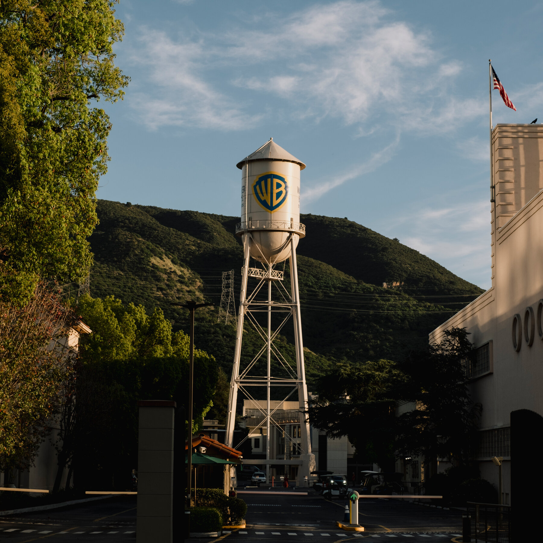 Read more about the article Judge Temporarily Pauses Paramount-Warner Bros. Deal