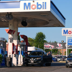 Read more about the article Oil Prices Fall After U.S. and Iran Pause Fighting for a Second Day