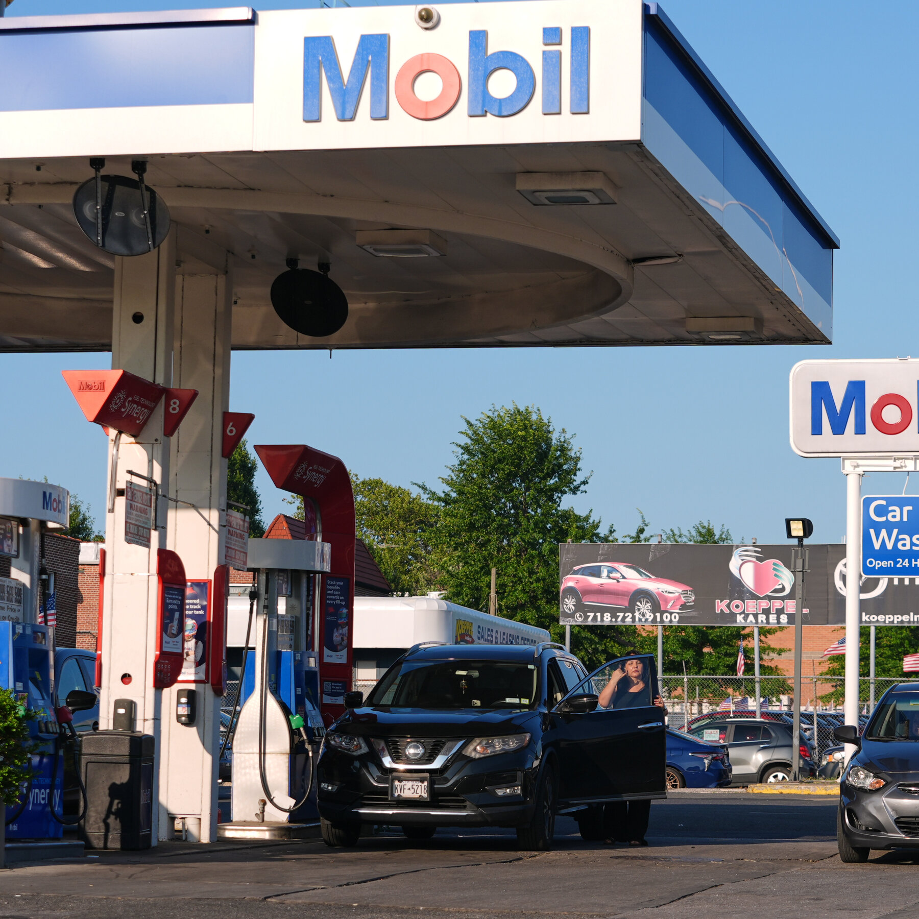 Read more about the article Oil Prices Fall After U.S. and Iran Pause Fighting for a Second Day
