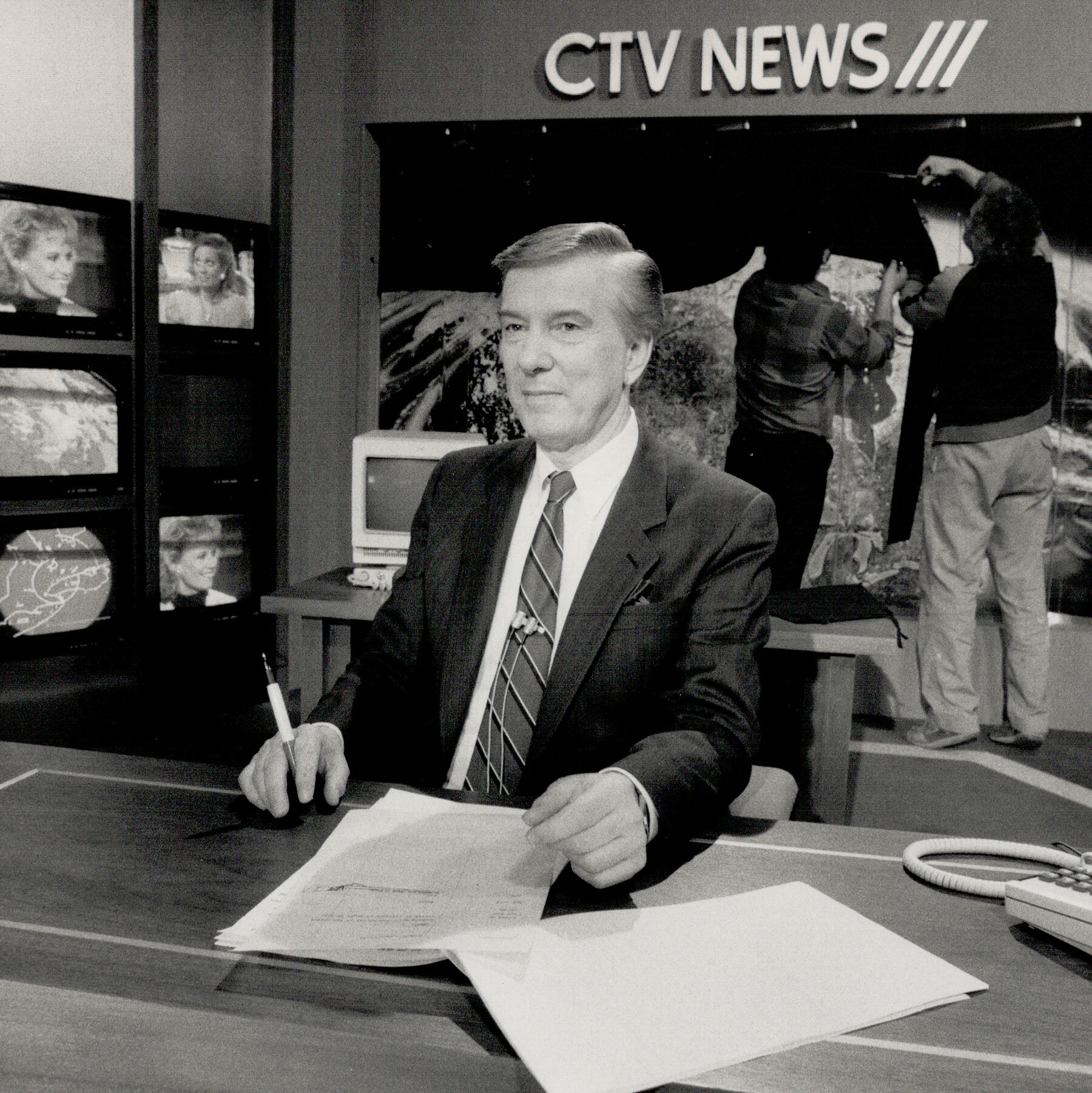 Read more about the article Lloyd Robertson, Unflappable Canadian Broadcaster, Dies at 92