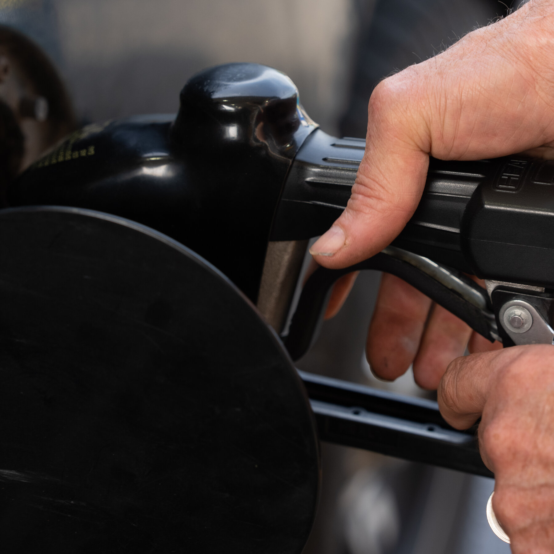 You are currently viewing Oil Prices Climb and Stocks Dip on Stalemate in Iran War