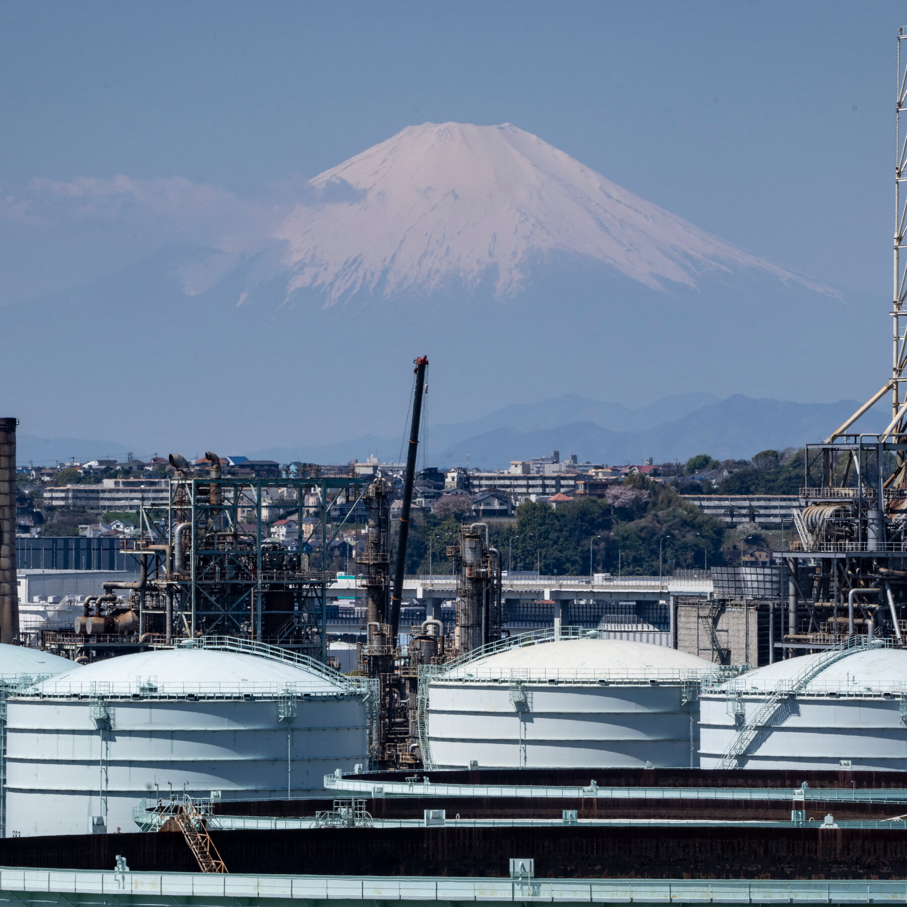 You are currently viewing Gulf Oil Giants Push to Expand Overseas Stockpiles as Iran War Drags On