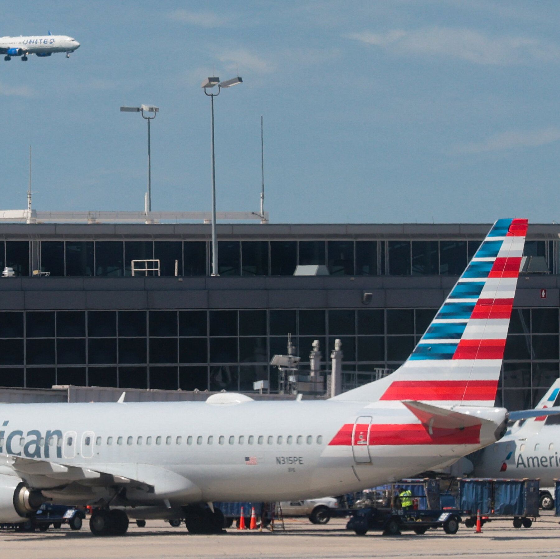 Read more about the article In a Big Pivot, Seat-Back Screens Are Returning at American Airlines