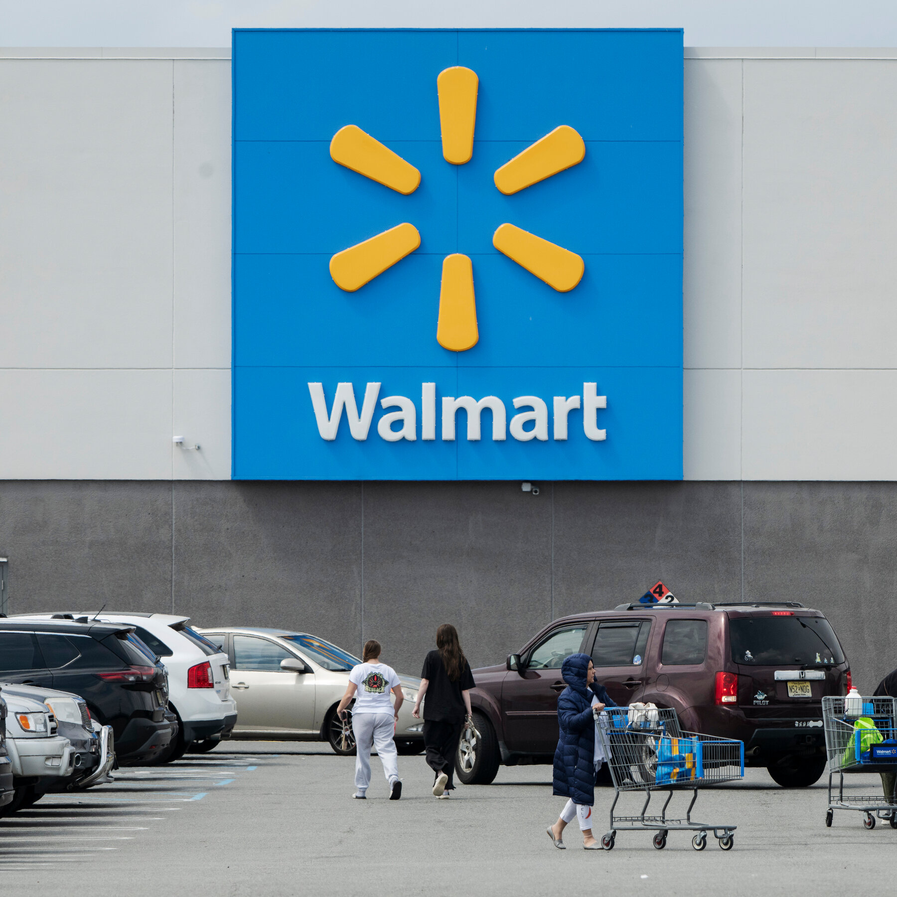 Read more about the article Walmart Posts Slowest Sales Growth in Years as Americans Tighten Wallets