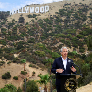 Read more about the article Paramount and California to Hold Preliminary Talks on Warner Bros. Deal