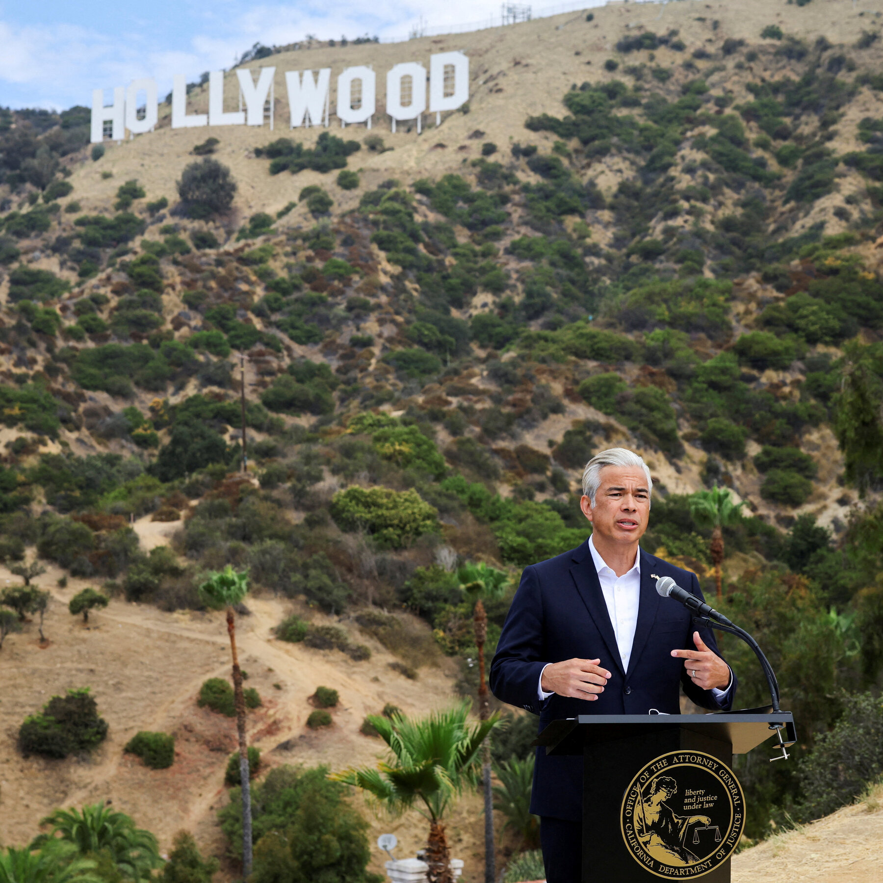 You are currently viewing Paramount and California to Hold Preliminary Talks on Warner Bros. Deal