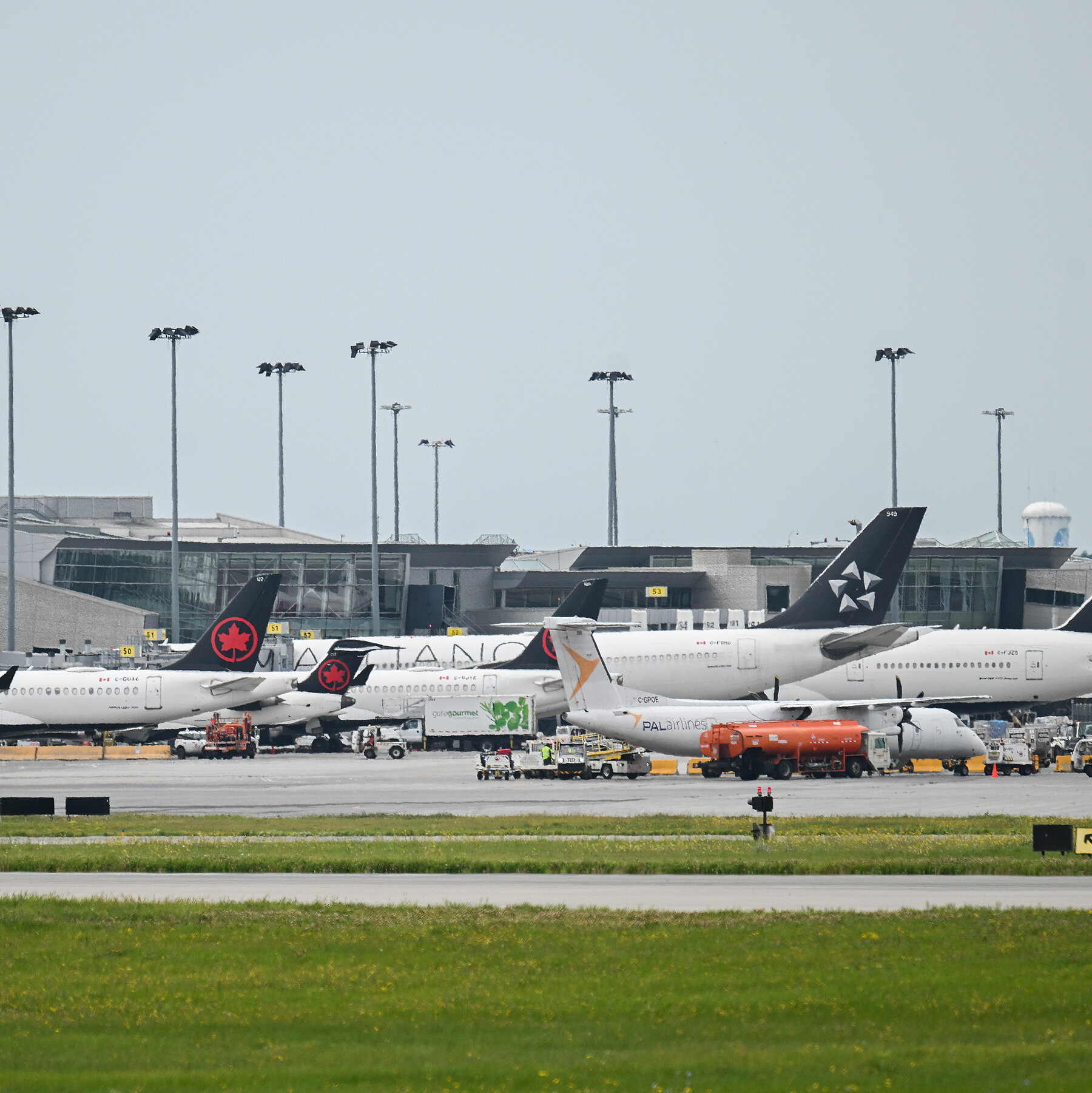 Read more about the article Worker Dies After Accident With Plane at Montreal Airport