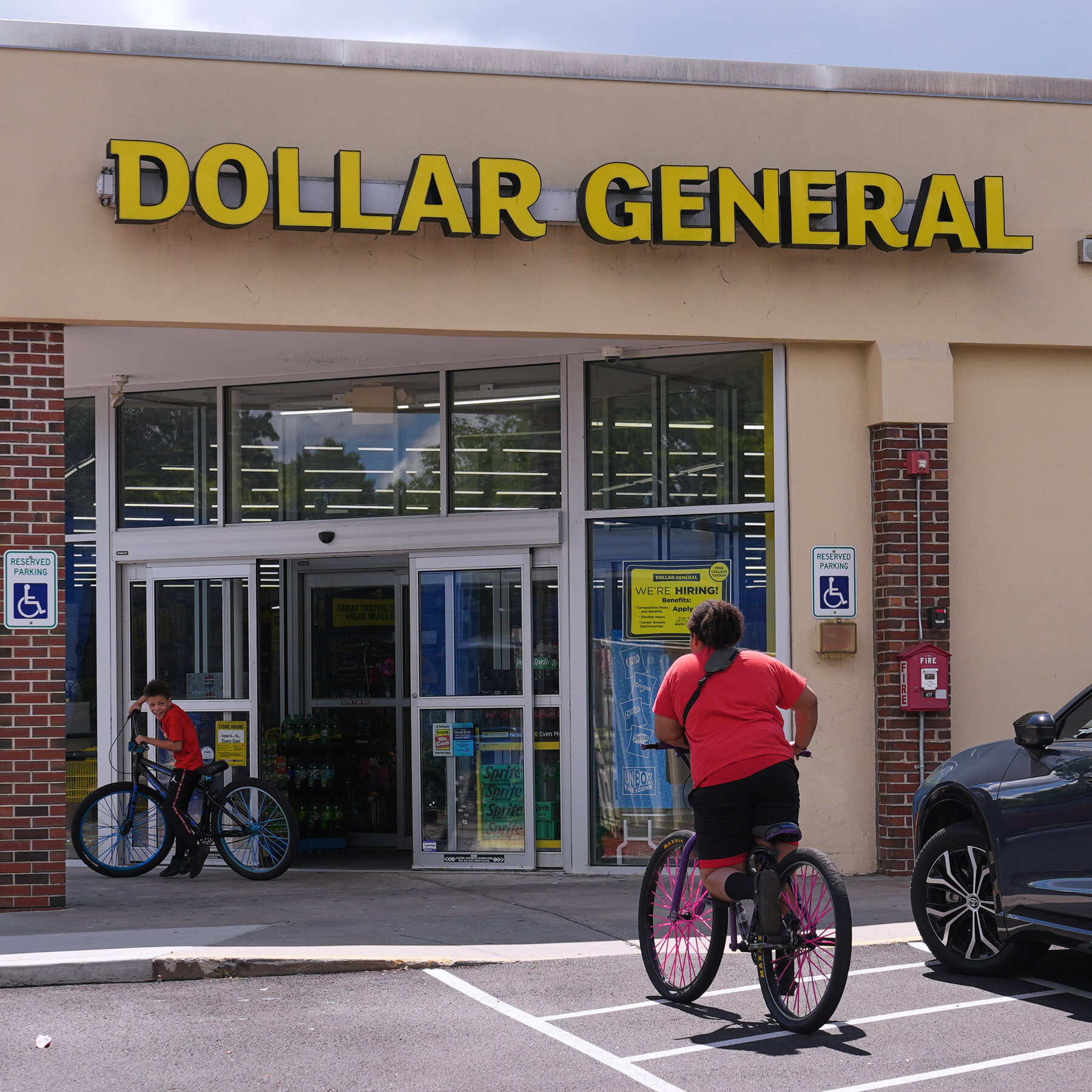 Read more about the article Dollar Tree and Dollar General Report Sales Gains as Shoppers Cut Costs