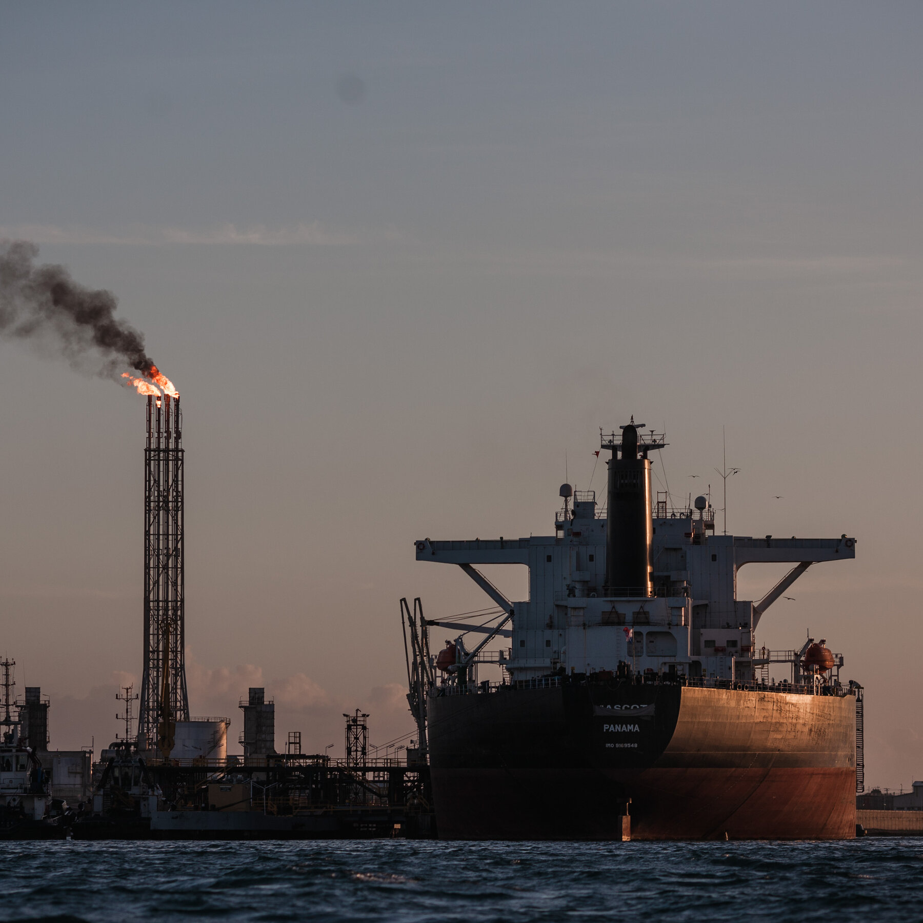 Read more about the article Trump Says U.S. Has Deal for Control of Large Share of Venezuela’s Oil