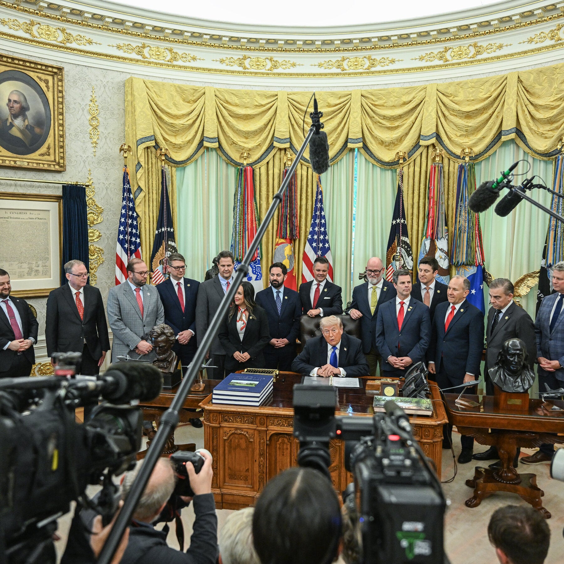 You are currently viewing TV Networks to Resume Trump Coverage, Even as White House Excludes CNN