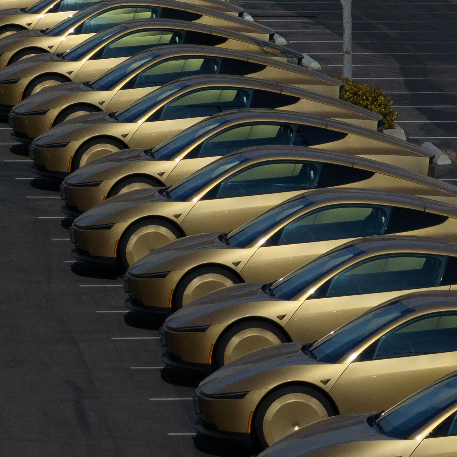 You are currently viewing Tesla Begins Offering Rides in a Car Without a Steering Wheel