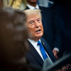Read more about the article Trump Threatens to Halt Some Trade Unless the Fed Cuts Rates