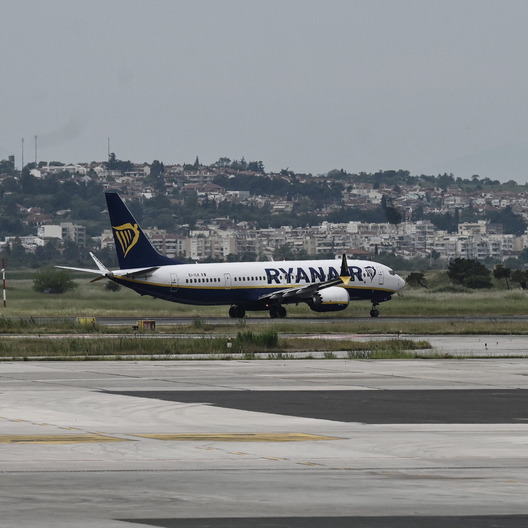 You are currently viewing Ryanair C.E.O. Disputes Account of Passenger Sucked Out of Plane Window