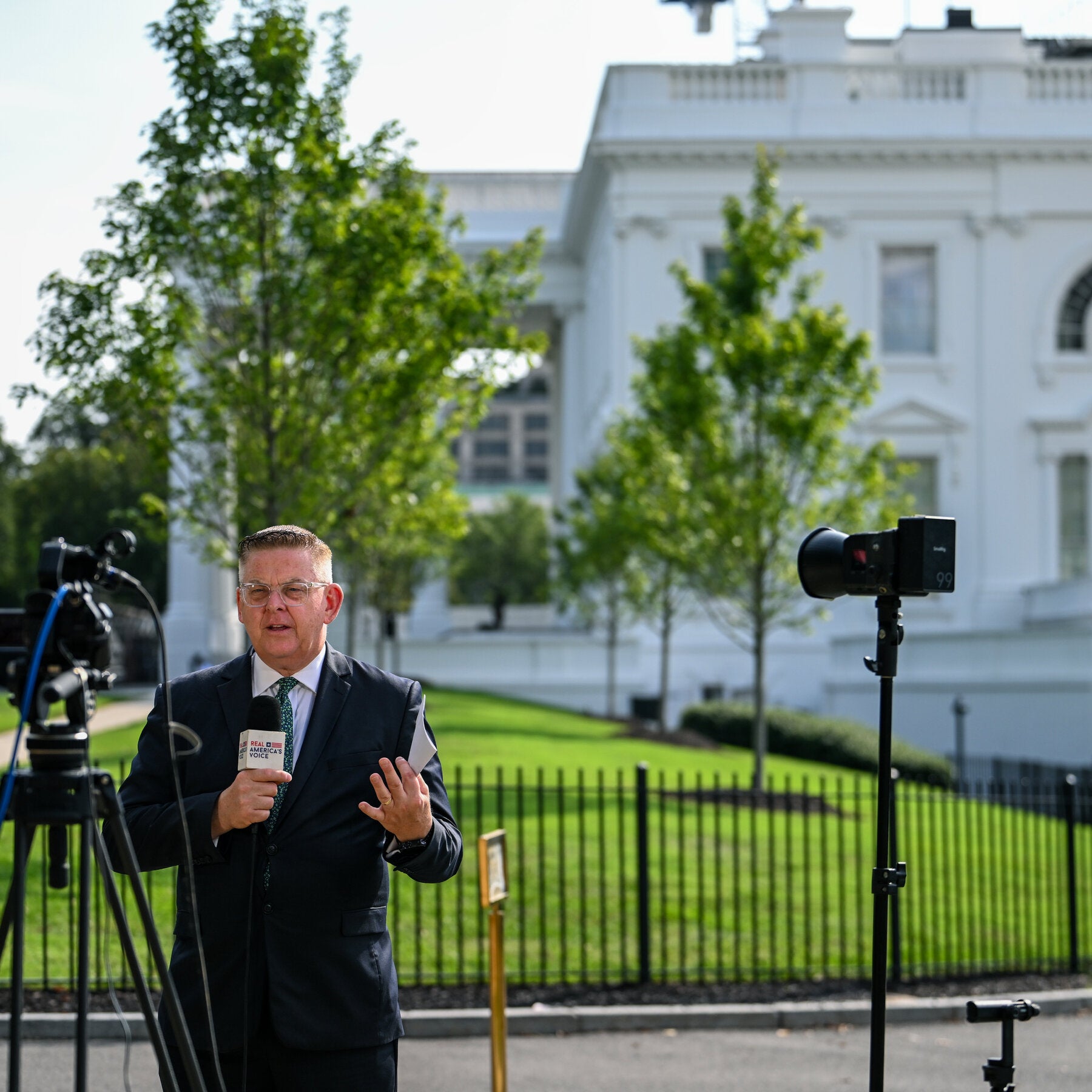 Read more about the article Conservative Outlets Offer Trump Feed While White House TV Pool Is Suspended
