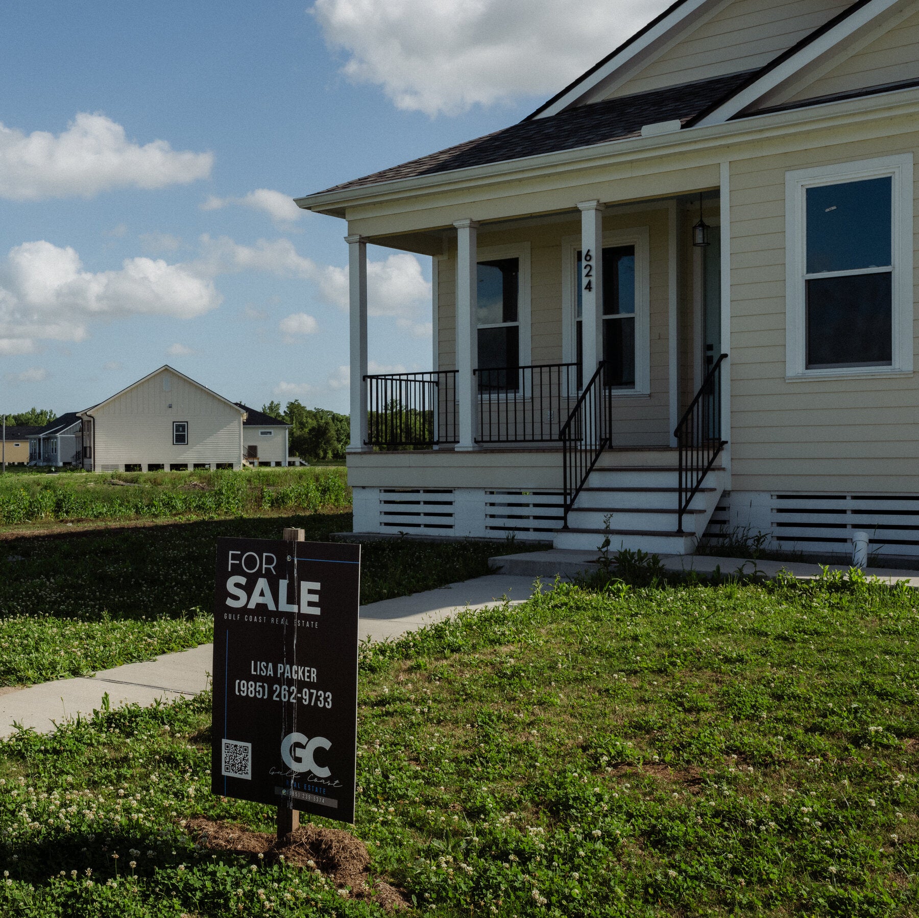 You are currently viewing High Gas and Rising Mortgage Rates Trouble Trump as Midterms Near