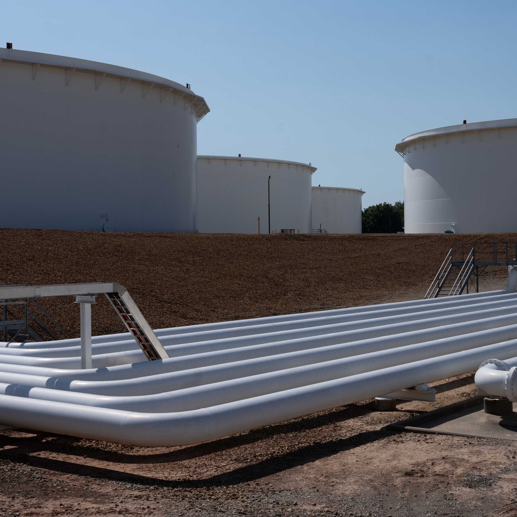 Read more about the article Oil Is Flowing From the Persian Gulf, but Prices Remain High. Why?