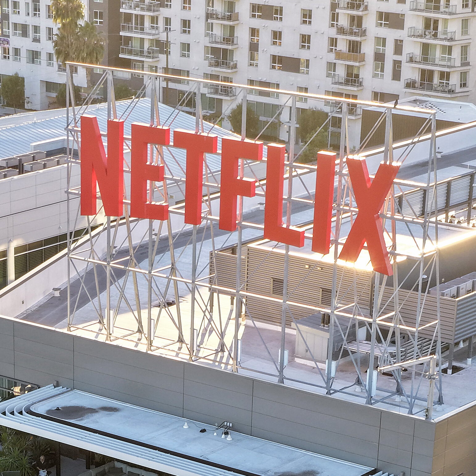 You are currently viewing Netflix, Facing Slowing Growth, Cuts 6% of Its Work Force