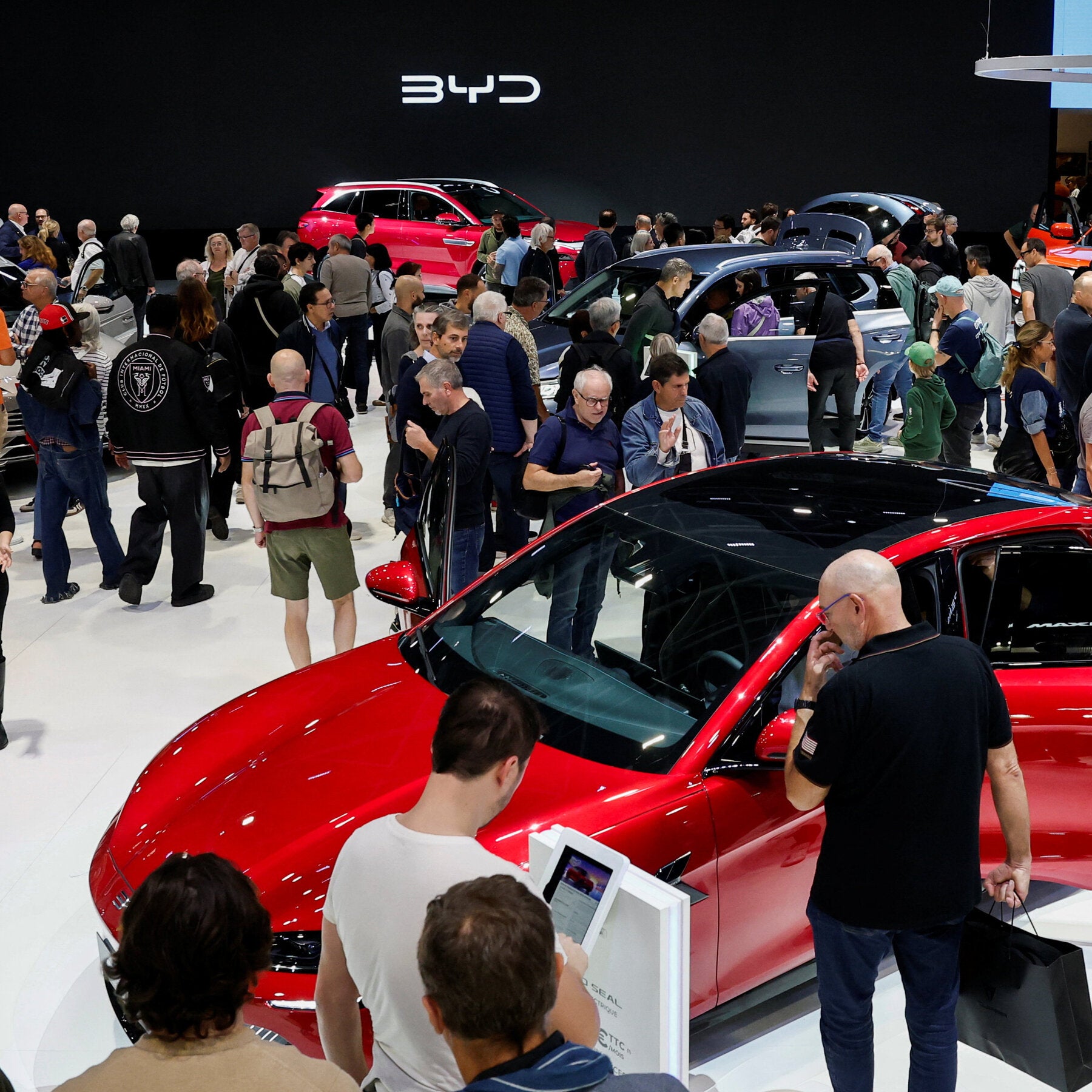 You are currently viewing Chinese Carmakers, Once a Sideshow, Take Center Stage at Paris Motor Show