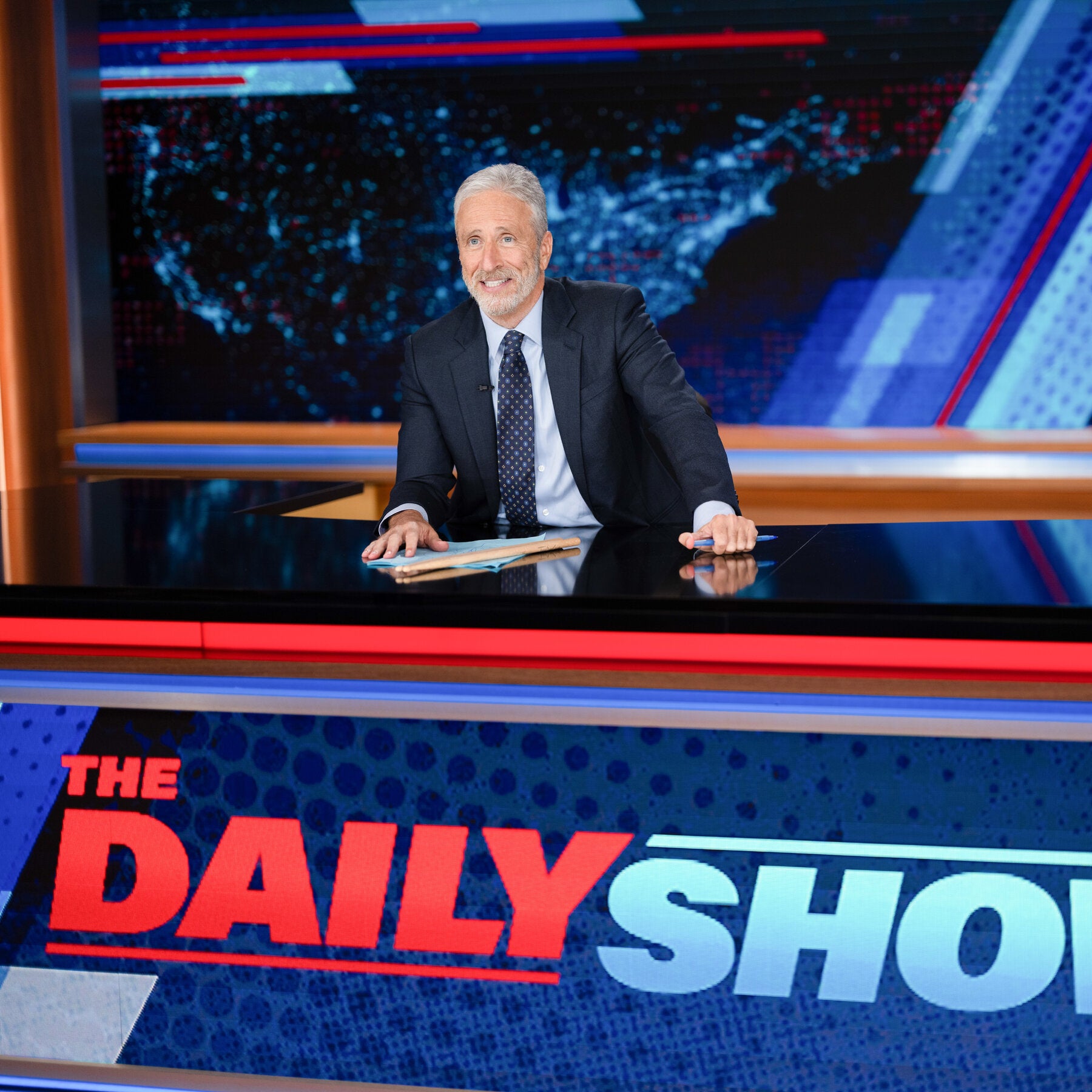 Read more about the article Jon Stewart to Stay at ‘The Daily Show’ Through the 2028 Election