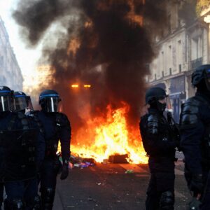 Read more about the article A ‘Doom Loop’ Threatens France as Populism Confronts Markets