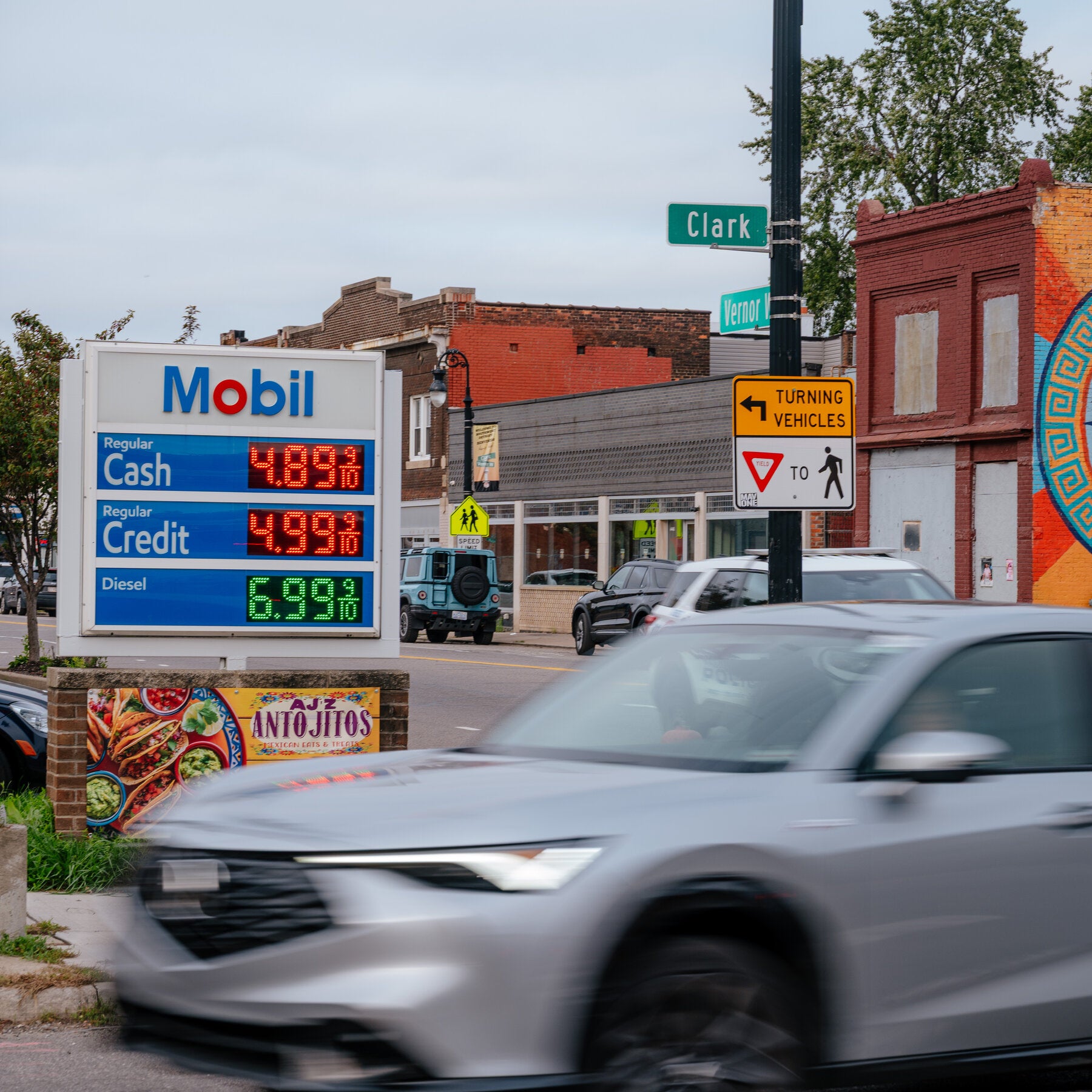 Read more about the article As Gas Prices Rose, Sales of Larger Vehicles Slid
