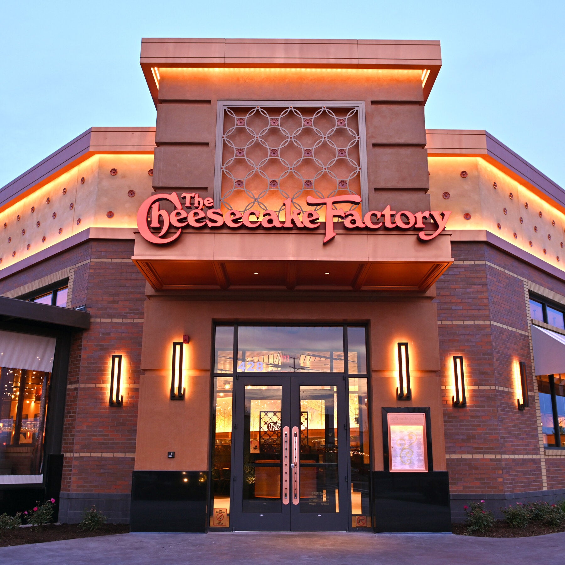 You are currently viewing What Does the Cheesecake Factory’s Designer Think of Obama and Trump’s Jabs at His Décor?