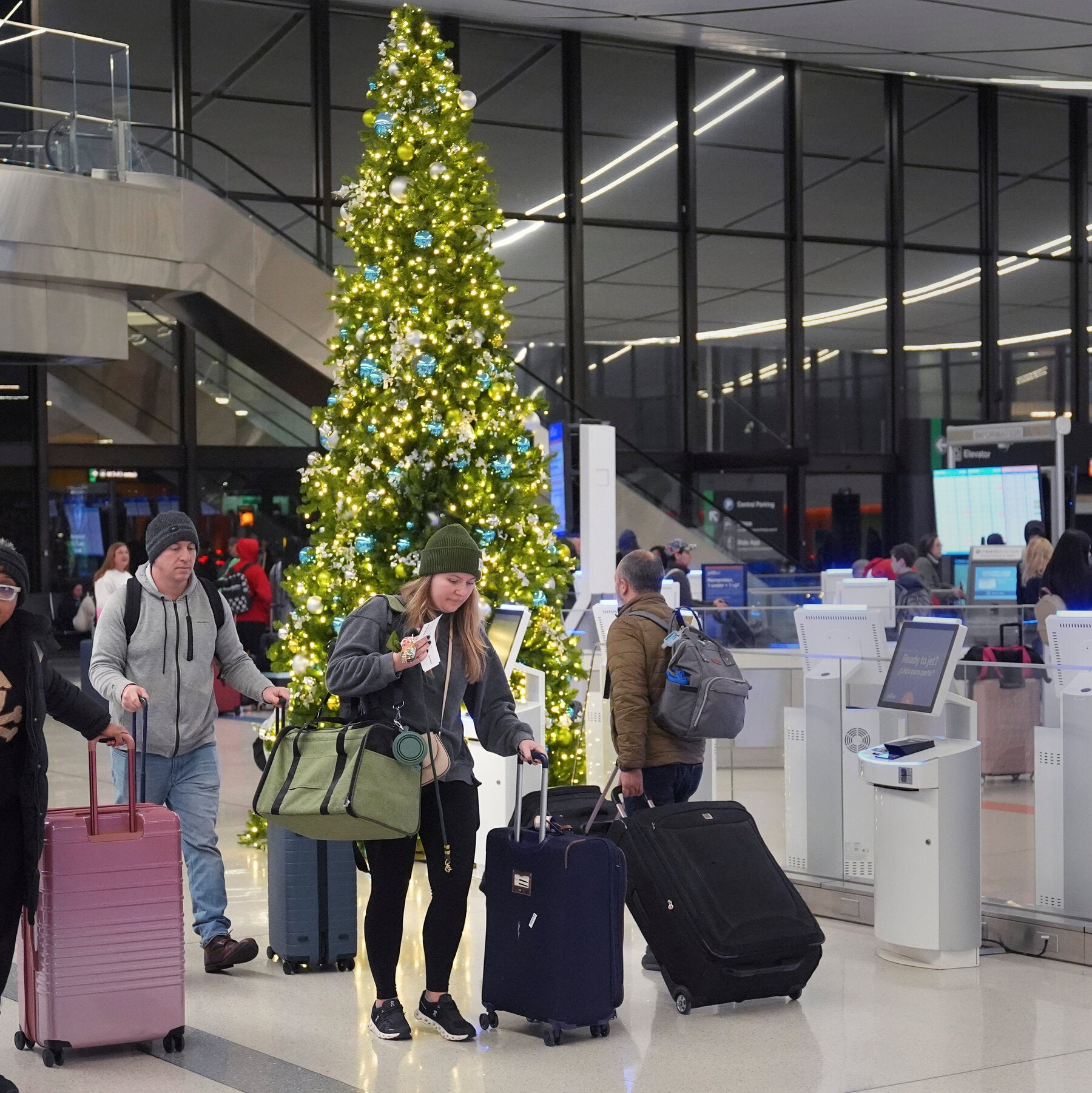 You are currently viewing Holiday Travel Costs Are Soaring. Here’s How to Save.